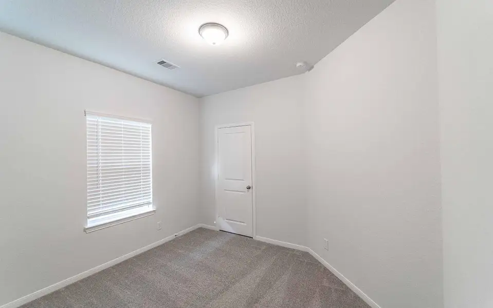 Spacious, unfurnished interior of a new home in The Pines at Seven Coves, Willis (Image 11).