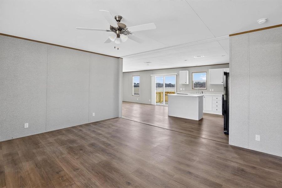 Spacious, unfurnished interior of a new home in , Aurora (Image 11).