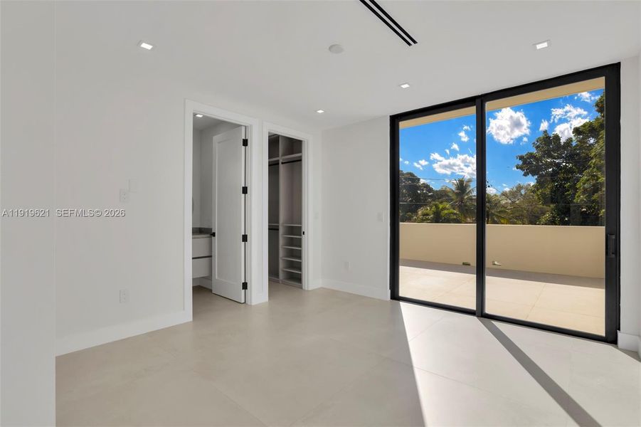 Spacious, unfurnished interior of a new home in , Miami (Image 8).