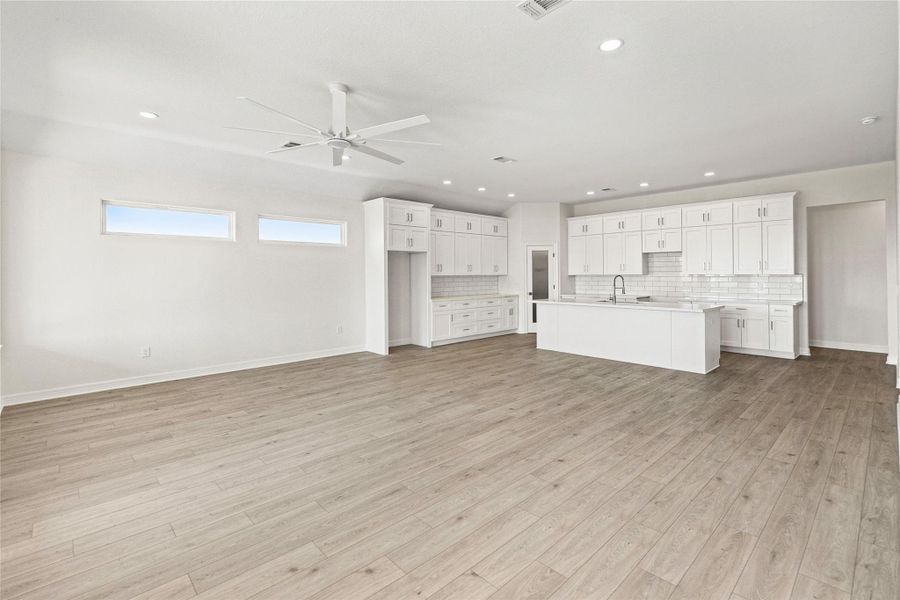 Spacious, unfurnished interior of a new home in , Freeport (Image 21).