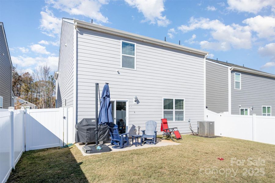 Exterior details and patio area of a home in Fergus Crossing, York (Image 27).
