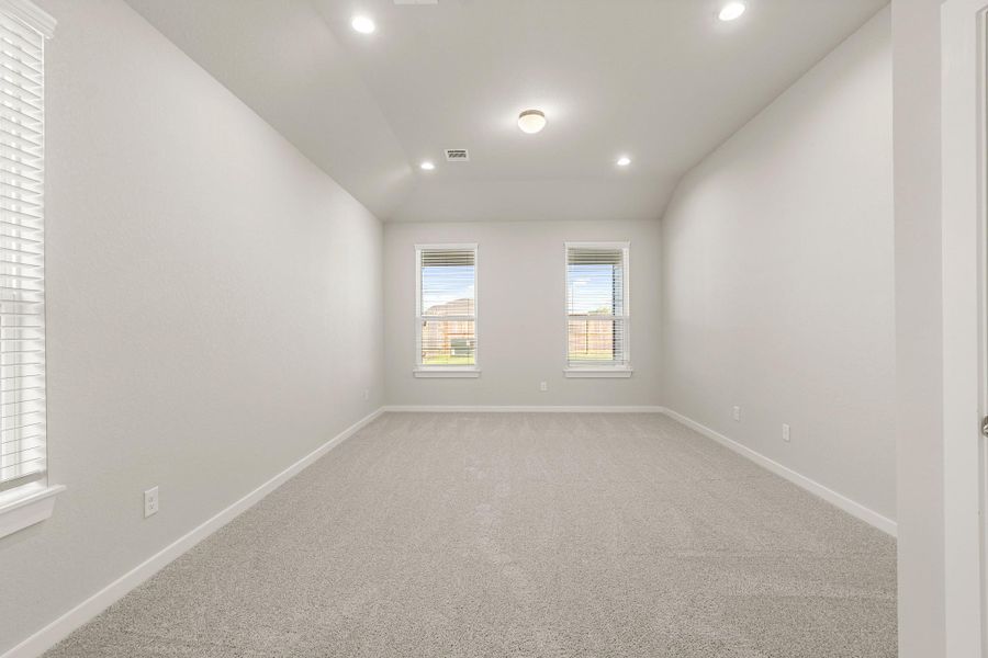 Spacious, unfurnished interior of a new home in Morton Creek Ranch, Katy (Image 13).