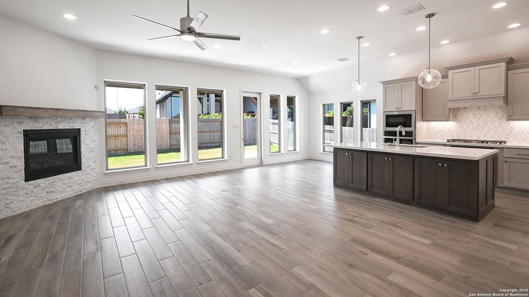 Spacious, unfurnished interior of a new home in Veramendi 60', New Braunfels (Image 18).