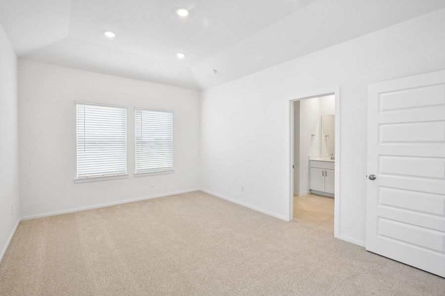 Spacious, unfurnished interior of a new home in Kemah Crossing - City Series, Kemah (Image 41).