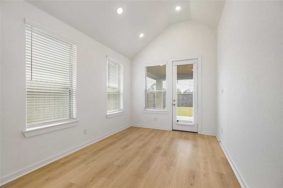 Spacious, unfurnished interior of a new home in Riceland, Mont Belvieu (Image 19).