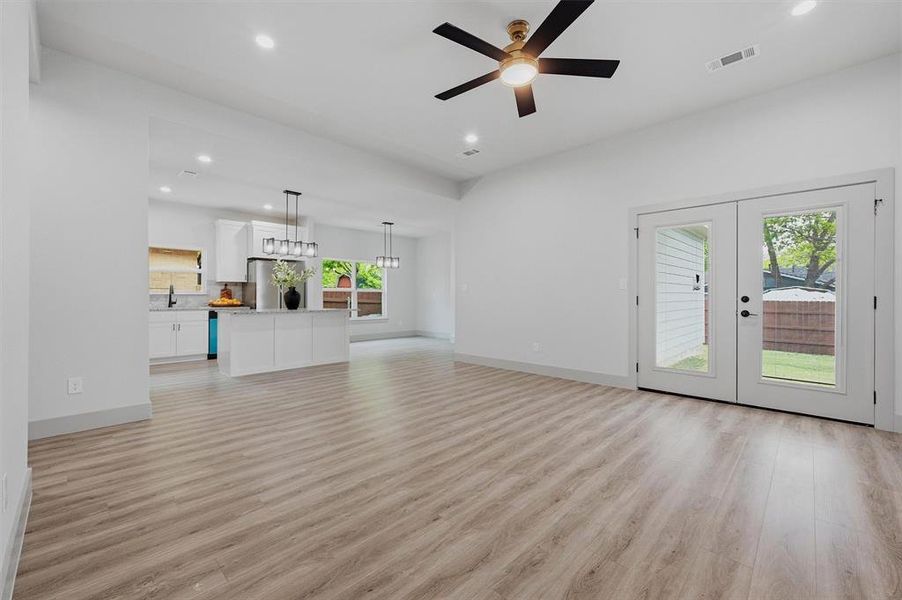 Spacious, unfurnished interior of a new home in , Sherman (Image 31).