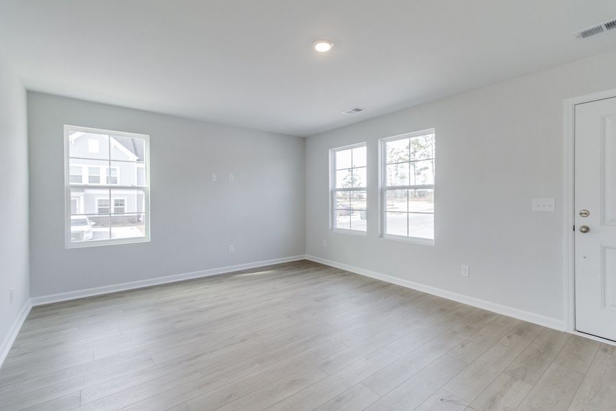 Spacious, unfurnished interior of a new home in Astoria, Columbia (Image 17).