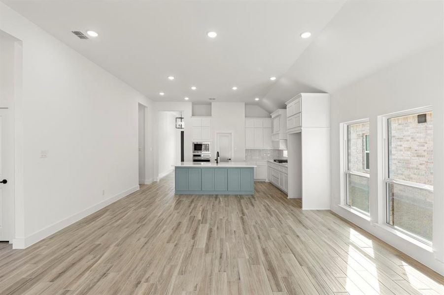 15. 1704 Silla - Dining (3)