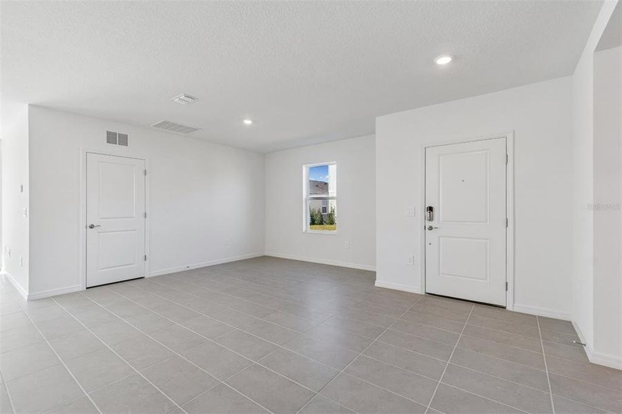 Spacious, unfurnished interior of a new home in Southpointe, Palmetto (Image 14).