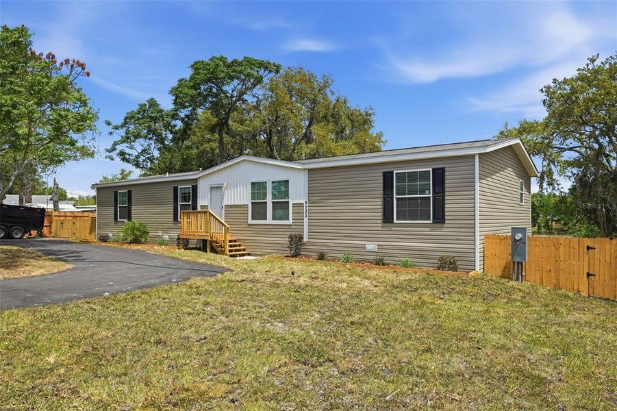 Exterior details and patio area of a home in , Weeki Wachee (Image 24).