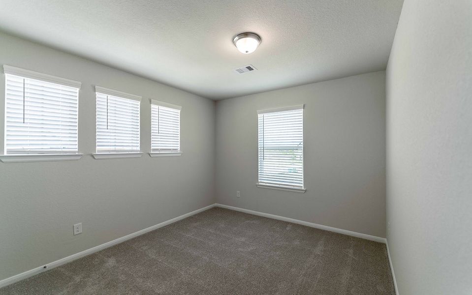 Spacious, unfurnished interior of a new home in Canterra Creek, Rosharon (Image 18).
