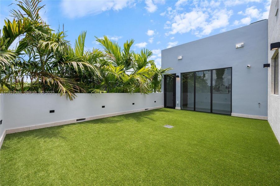 Exterior details and patio area of a home in , Miami (Image 23).