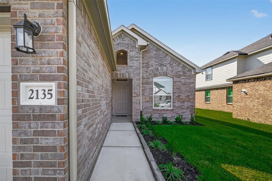 Exterior details and patio area of a home in Rollingbrook Estates, Baytown (Image 4).