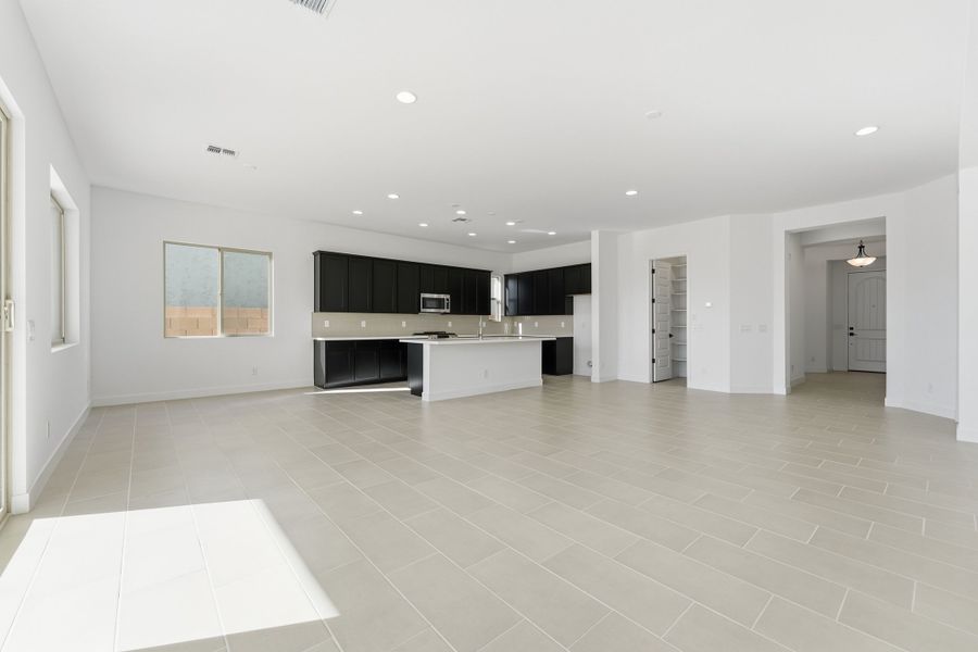 Spacious, unfurnished interior of a new home in Combs Ranch, San Tan Valley (Image 19).