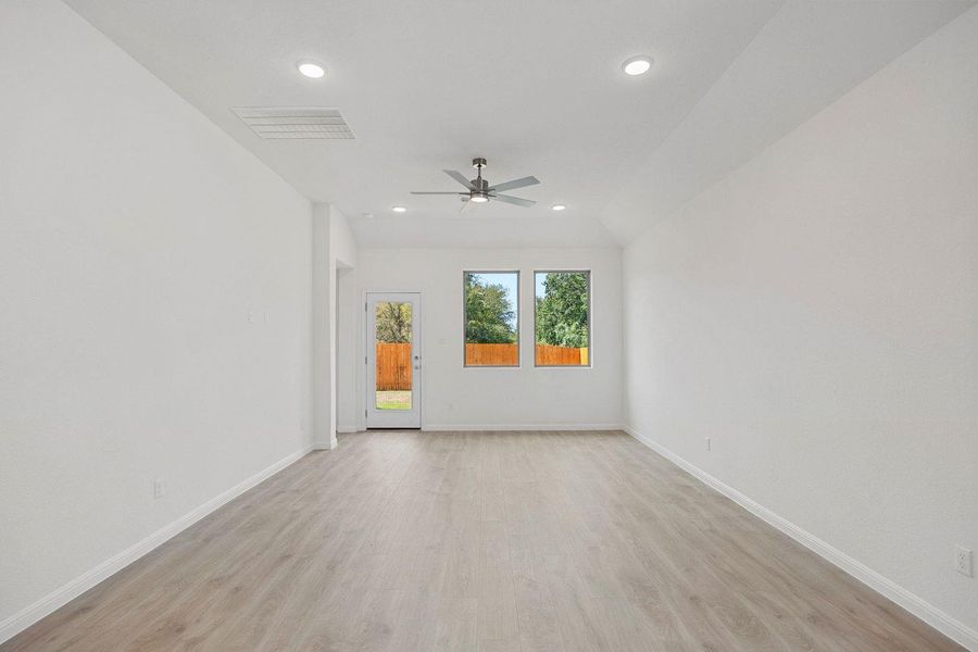 Spacious, unfurnished interior of a new home in Trinity Ranch, Elgin (Image 16).