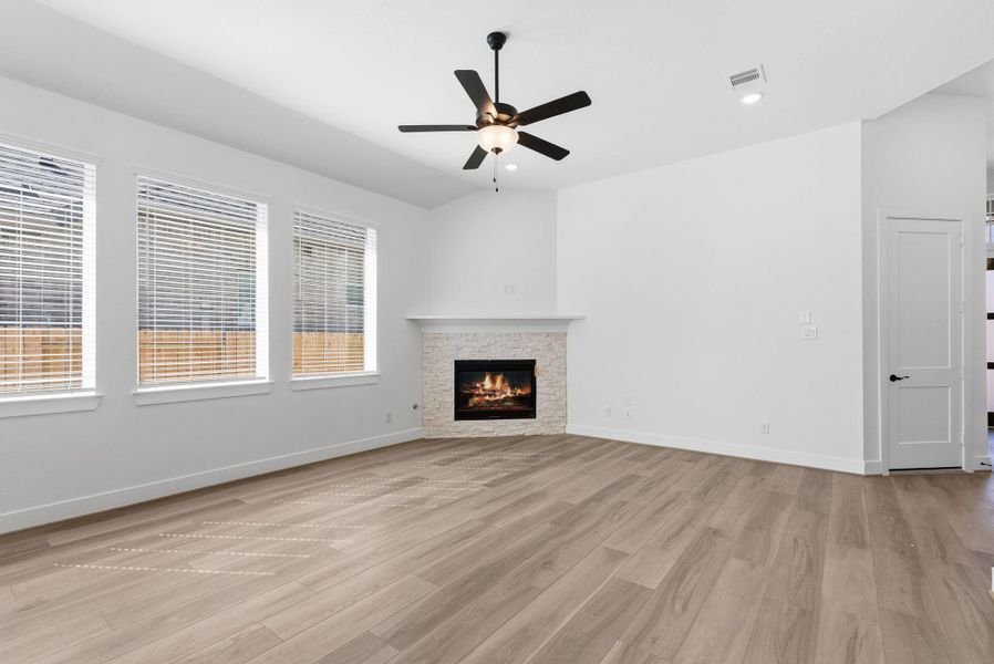 Spacious, unfurnished interior of a new home in Wood Leaf Reserve, Tomball (Image 18).