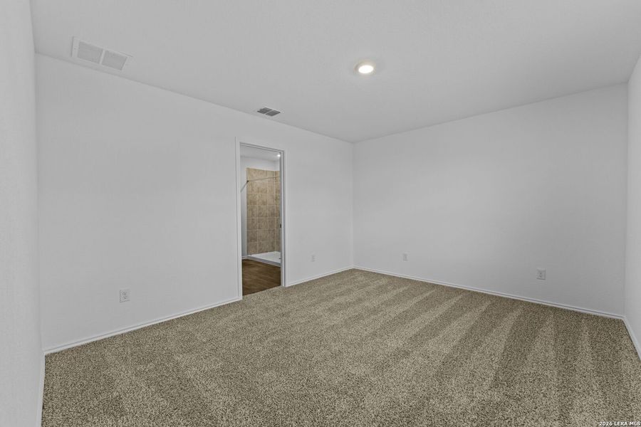 Spacious, unfurnished interior of a new home in Avenida, Converse (Image 11).