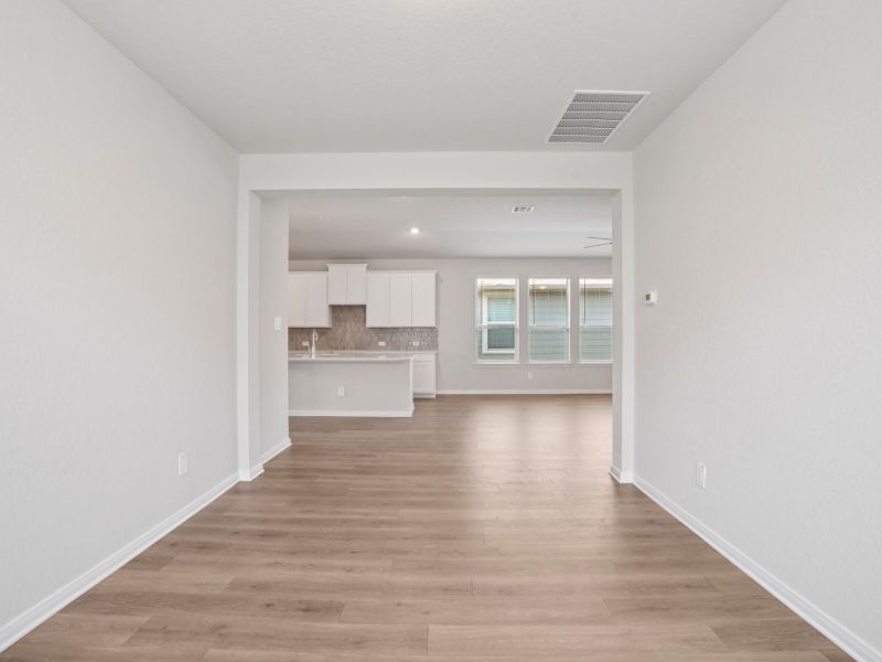 Spacious, unfurnished interior of a new home in Scenic Crest - Premier Series, Boerne (Image 17).