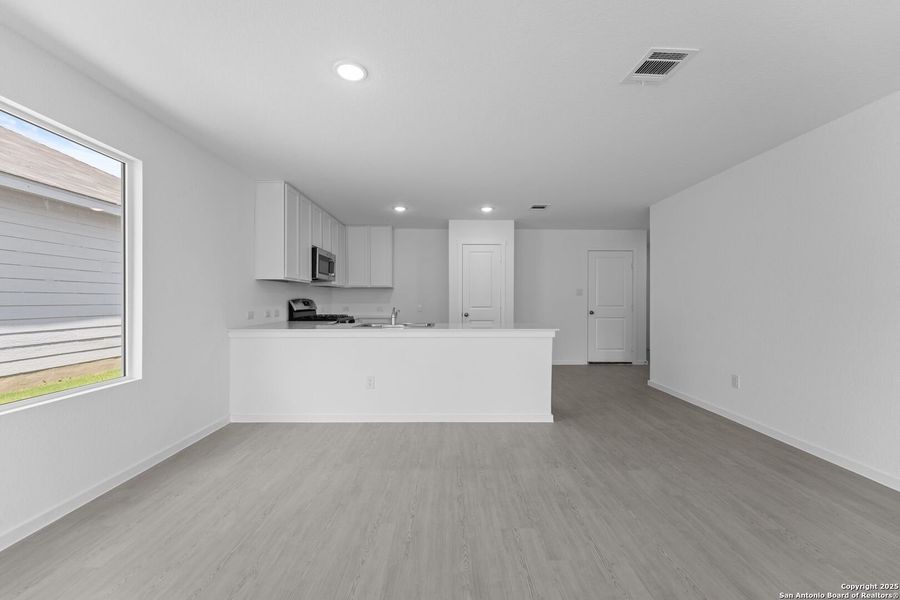 Furnished interior view inside a new home in Lodi Grove, Floresville (Image 7).
