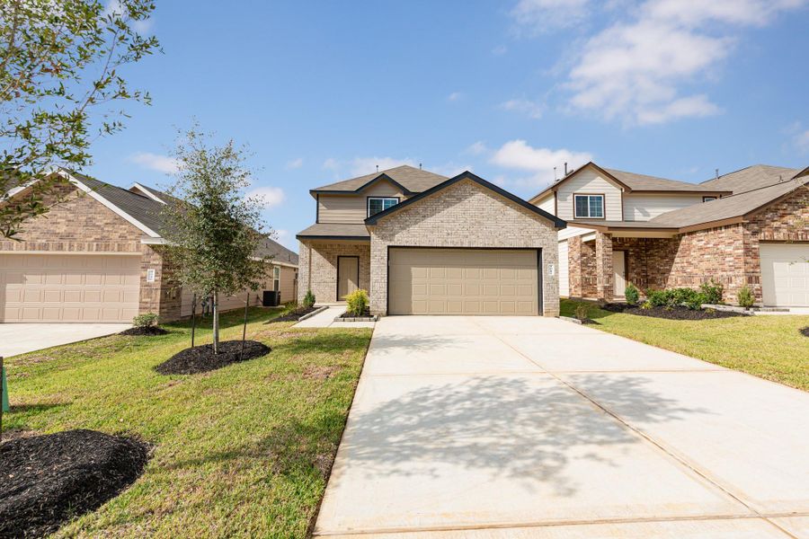 Front exterior of a new home in Mackenzie Creek, Conroe, TX, highlighting curb appeal (Image 12).