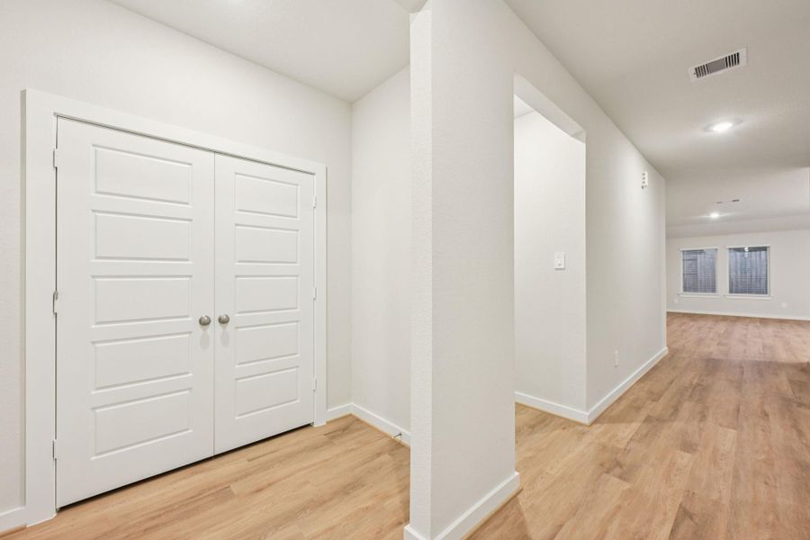 Spacious, unfurnished interior of a new home in Stewart's Ranch, Conroe (Image 19).