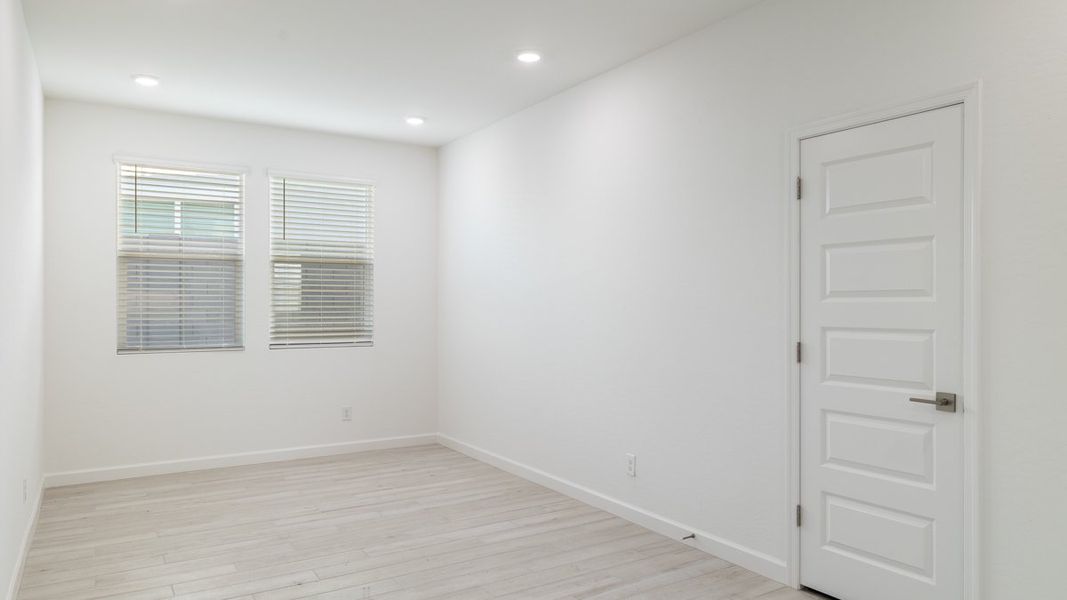 Spacious, unfurnished interior of a new home in Aloravita, Peoria (Image 13).