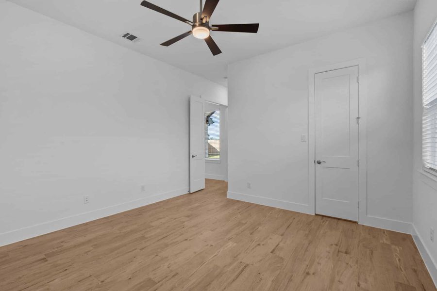 Spacious, unfurnished interior of a new home in Fulshear Lakes, Fulshear (Image 35). Spacious, unfurnished interior of a new home in Fulshear Lakes, Fulshear (Image 35).