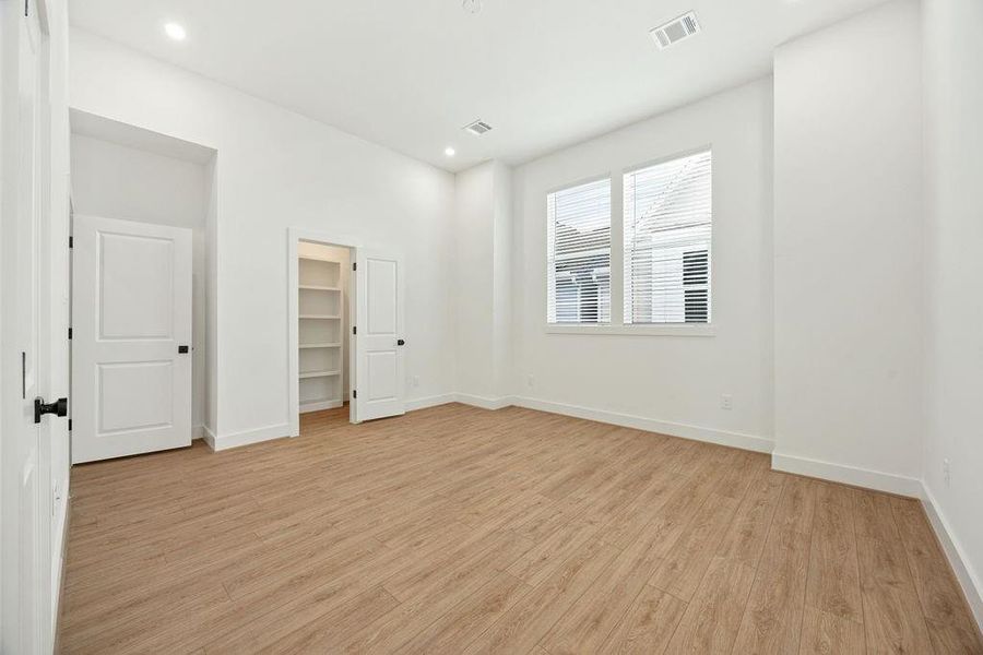 Spacious, unfurnished interior of a new home in , Houston (Image 28).
