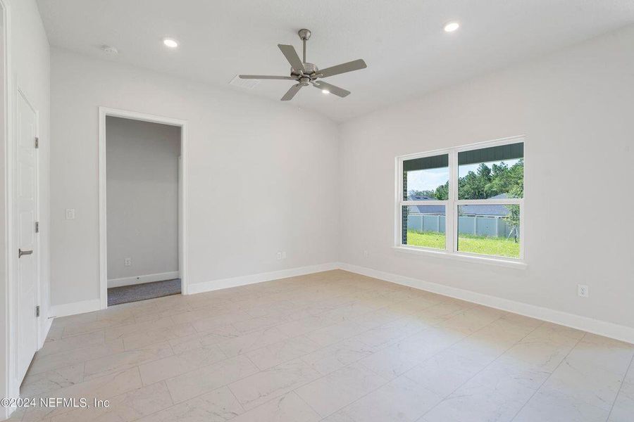 Spacious, unfurnished interior of a new home in Waterstone 52, Fort Pierce (Image 9).