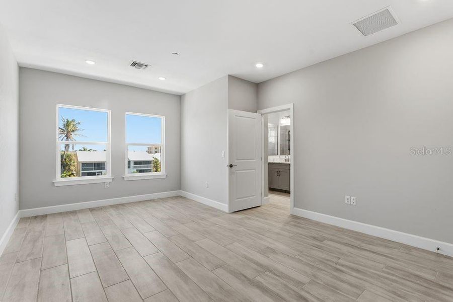 Spacious, unfurnished interior of a new home in Seahaven, Punta Gorda (Image 9).