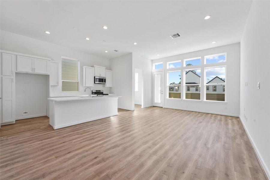 Spacious, unfurnished interior of a new home in Highland Commons, Houston (Image 12).
