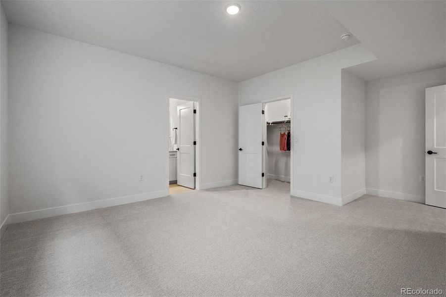 Spacious, unfurnished interior of a new home in Wolf Ranch - Enclave Collection, Colorado Springs (Image 23).