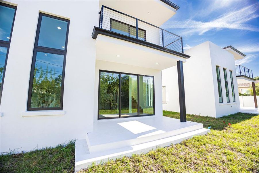 Exterior details and patio area of a home in , St. Petersburg (Image 35).