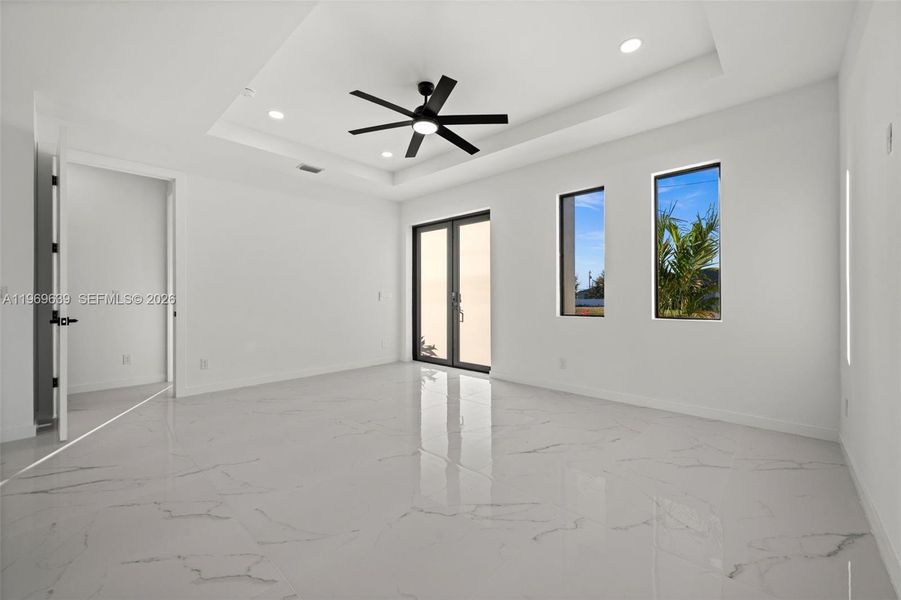 Spacious, unfurnished interior of a new home in , Cape Coral (Image 20).