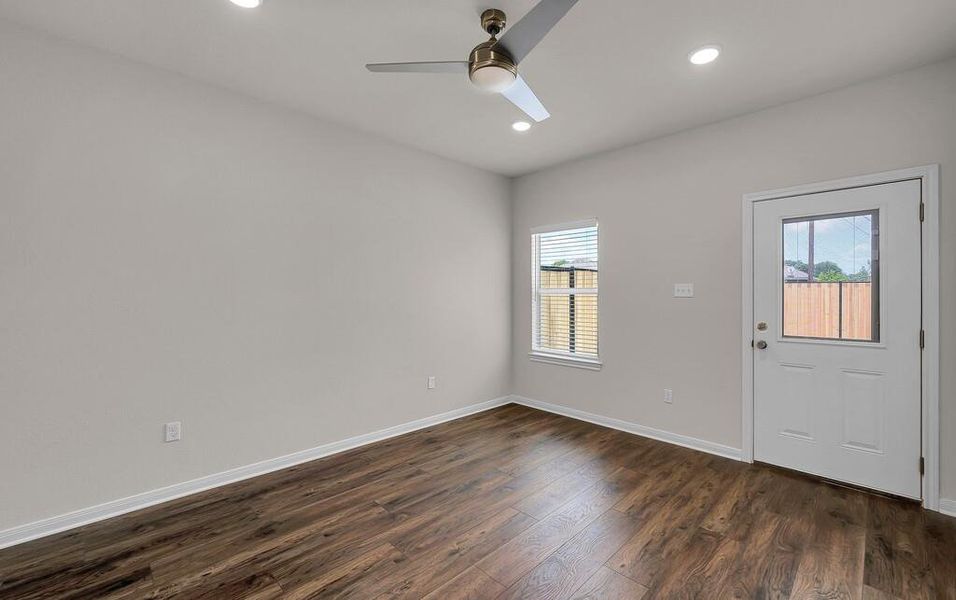 Foyer with dark wood-style floors, ceiling fan, and recessed lighting