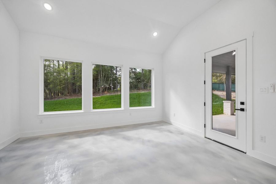 Spacious, unfurnished interior of a new home in , Huntsville (Image 20).