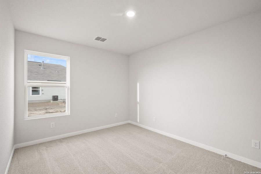 Spacious, unfurnished interior of a new home in Dauer Ranch, New Braunfels (Image 23).