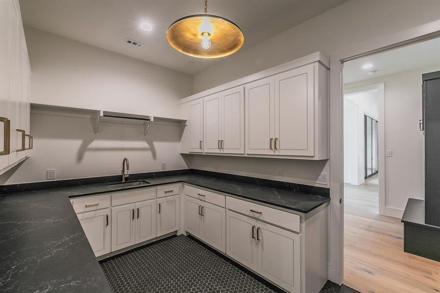 Laundry area featuring a sink and recessed lighting