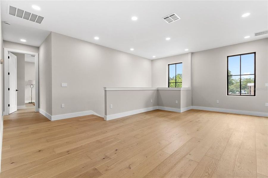 Spacious, unfurnished interior of a new home in , Orlando (Image 49).