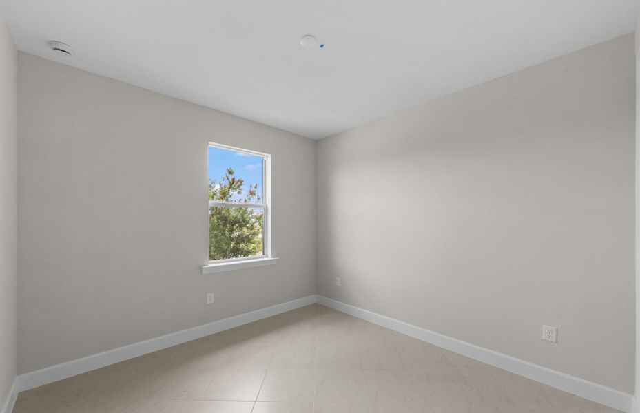 Spacious, unfurnished interior of a new home in Del Webb Oak Creek, North Fort Myers (Image 13).