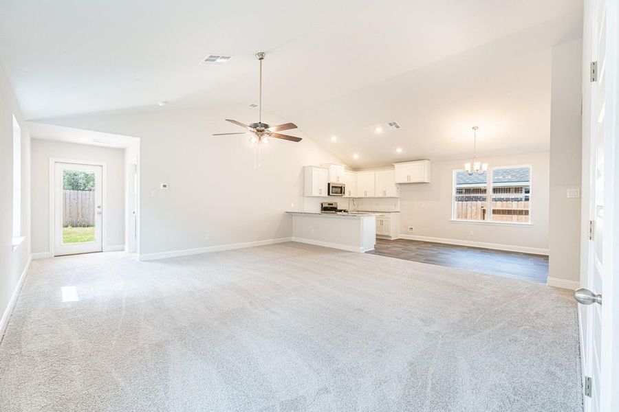 Spacious, unfurnished interior of a new home in Stonebrooke, Conroe (Image 12).