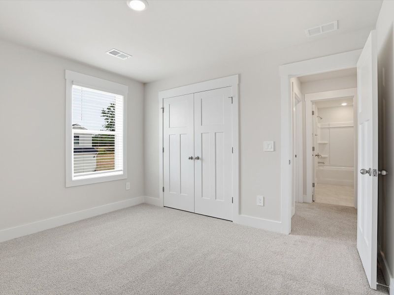 Spacious, unfurnished interior of a new home in Ashby Woods, Boiling Springs (Image 18).