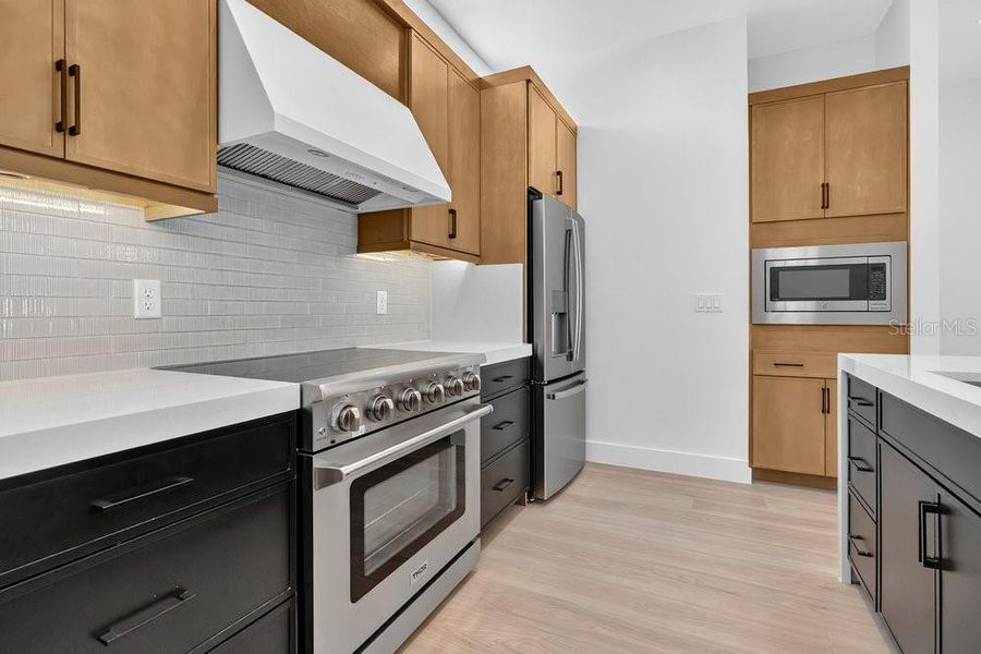 Furnished interior view inside a new home in , Orlando (Image 14).