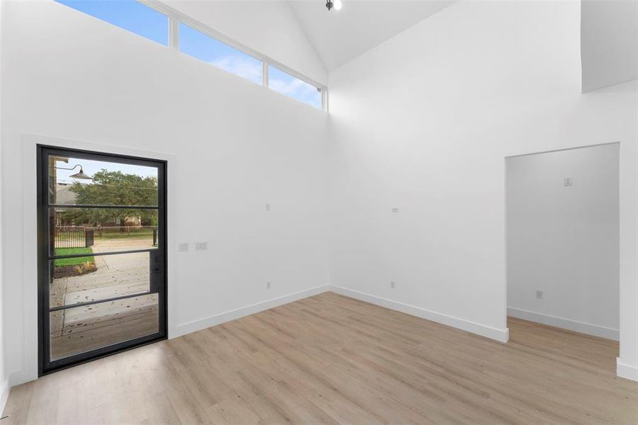 Spacious, unfurnished interior of a new home in , Dallas (Image 18).