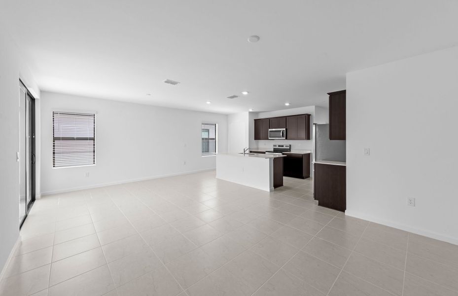Spacious, unfurnished interior of a new home in Caloosa Cove, Labelle (Image 13).