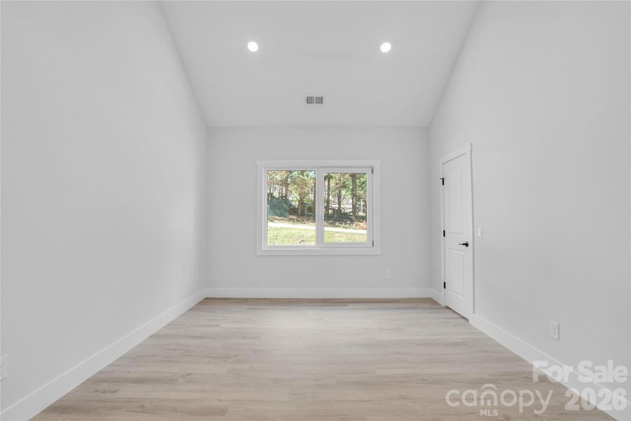 Spacious, unfurnished interior of a new home in , Lincolnton (Image 7).