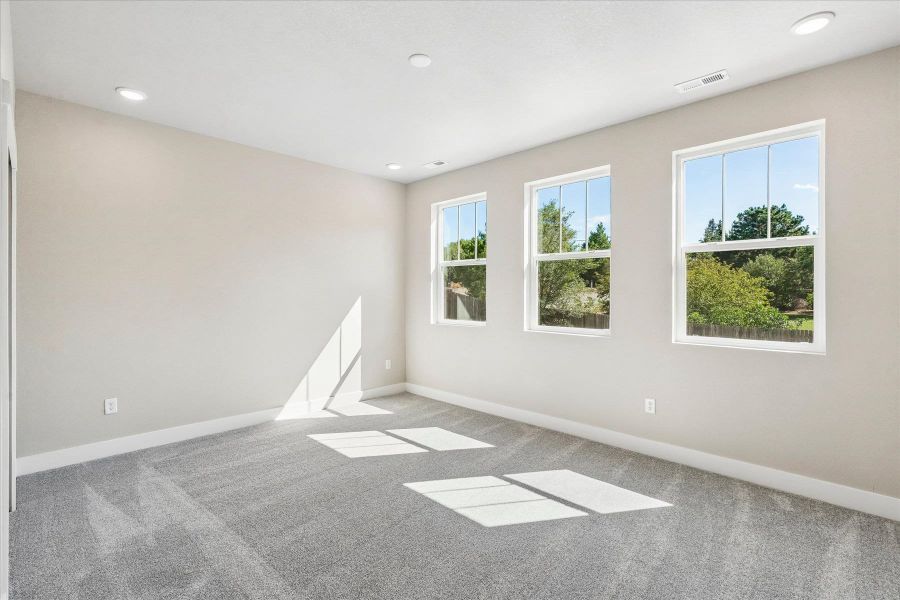 Spacious, unfurnished interior of a new home in Pony Park, Colorado Springs (Image 12).