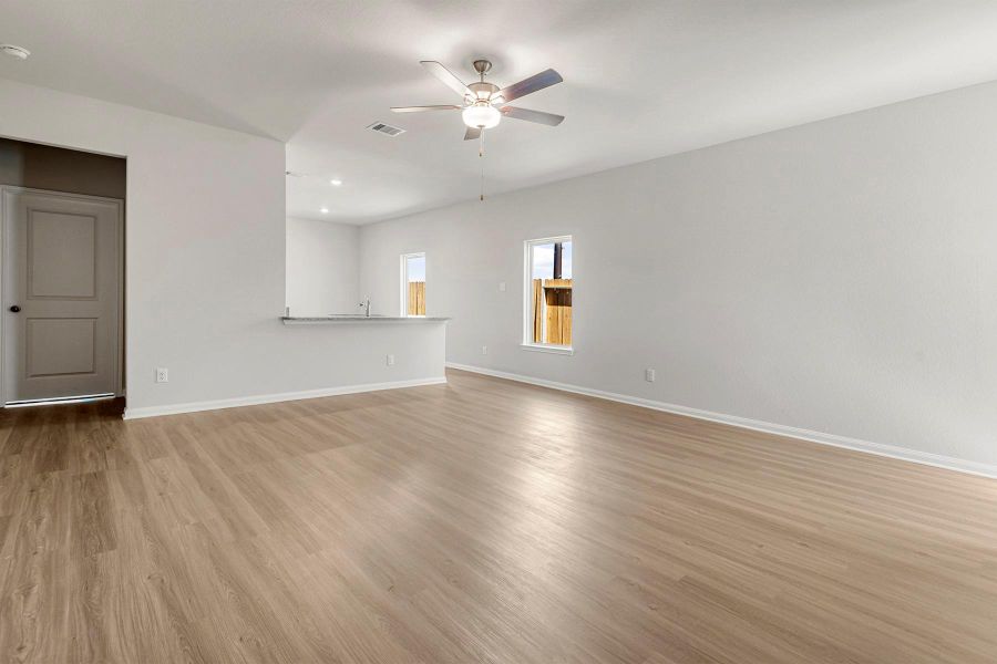 Spacious, unfurnished interior of a new home in Cypress Trails at Bauer Landing, Hockley (Image 8).