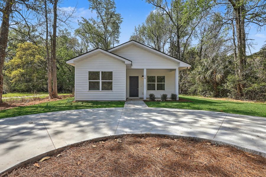 Exterior details and patio area of a home in , Walterboro (Image 2).