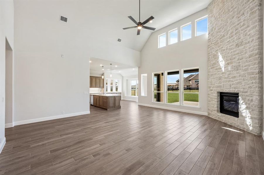 Spacious, unfurnished interior of a new home in Abe's Landing, Granbury (Image 15).
